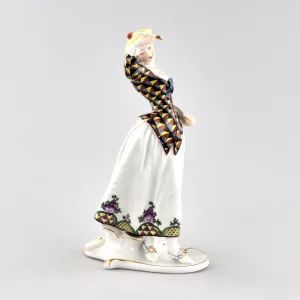 Figurine en porcelaine Columbine avec une soucoupe. Nymphenburg, Allemagne. Le debut du 20e siècle. 