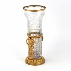 Vase en cristal en bronze dore. 