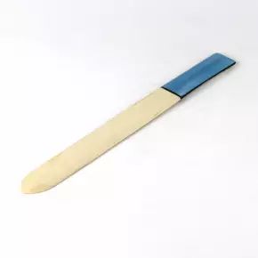 Костяной нож для бумаг с гильошированной рукоятью.
