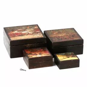 Un ensemble de quatre boîtes en bois peint. 