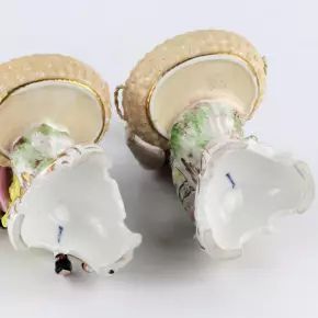 Une paire de bols à bonbons en porcelaine KPM. "Vigneron et Jardinier". 
