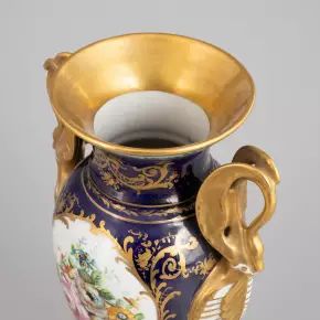 Vase en porcelaine de style Empire. Le Tallec, France, XXe siècle. 