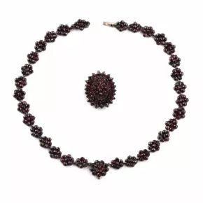 Necklace with garnets on silver. Europe 19th century. 