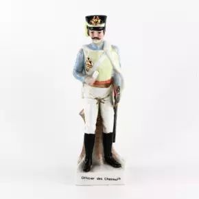 Hussard en porcelaine pendant les guerres napoleoniennes. 