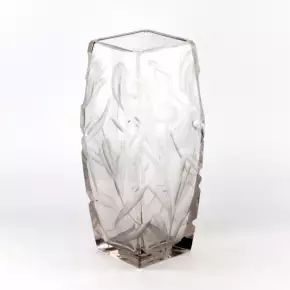 Grand vase en cristal lourd avec des iris luxueux. 