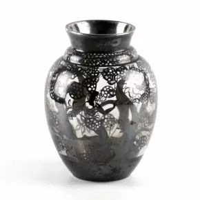Декоративная ваза из стекла, с прорезным серебряным декором.