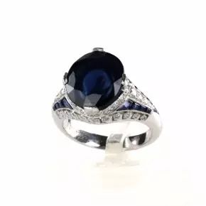Ring with sapphire and small diamonds in Art Deco style. 