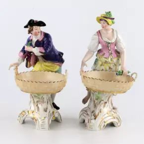 Une paire de bols à bonbons en porcelaine KPM. "Vigneron et Jardinier". 