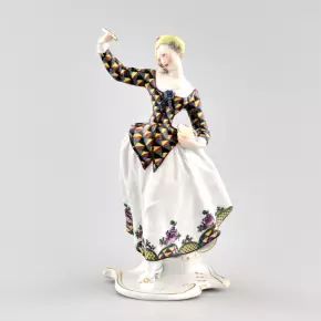 Figurine en porcelaine Columbine avec une soucoupe. Nymphenburg, Allemagne. Le debut du 20e siècle. 