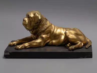 Attēlā - angļu mastifu suns, bronza uz akmens statīva. 19. gadsimts. 