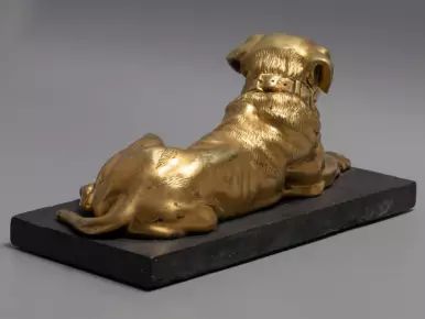 Attēlā - angļu mastifu suns, bronza uz akmens statīva. 19. gadsimts. 