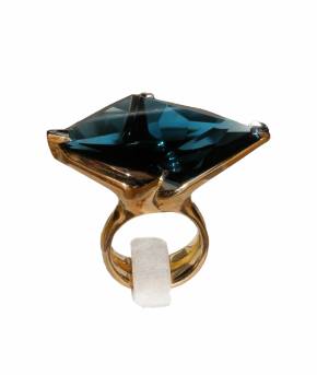 Ring with topaz. 