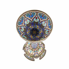 Le magnifique gobelet en argent dIvan Khlebnikov : émaux peints, cloisonnés et vitraux. 