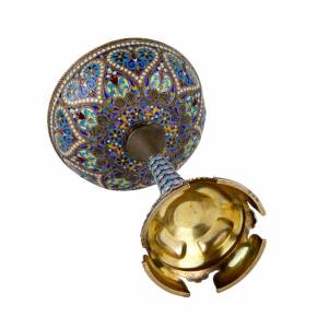 Le magnifique gobelet en argent dIvan Khlebnikov : emaux peints, cloisonnes et vitraux. 