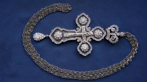 Sens bīskapa (arhimandrīta) krūšu krusts ar rotājumiem un oriģinālu ķēdi-gaitānu. Nezināma darbnīca, Krievijas impērija, 19. gadsimta beigas. 
