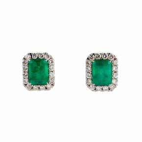 Earrings in white gold with emeralds and diamonds. 