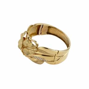 Bracelet en or avec motif feuille et diamants. 