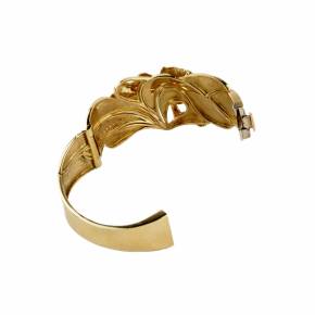Bracelet en or avec motif feuille et diamants. 