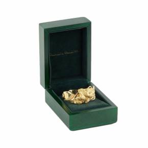 Золотой браслет с мотивом листьев в бриллиантах.