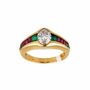 Золотое кольцо, 18 карат с бриллиантом, изумрудами и рубинами.