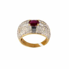 Золотое кольцо с рубином и бриллиантами.