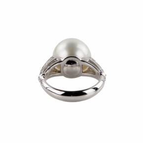 Yokira juvelierizstrādājumu komplekts, kas sastāv no gredzena un auskariem. Zelts, pērles, dimanti. 