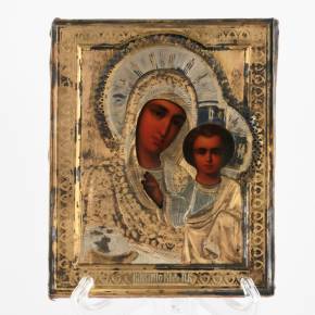 Икона Казанской Божьей Матери в серебряной ризе.