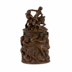 Tobacco pot of patinated bronze Battle of centaurs with Lapiths. 