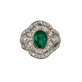 White gold ring with emerald and diamonds. 