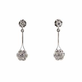 White gold earrings with diamonds. 