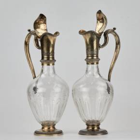 Paire d`élégantes verseuses en verre à l`argent doré. ODIOT. Fin du 19ème siècle. 