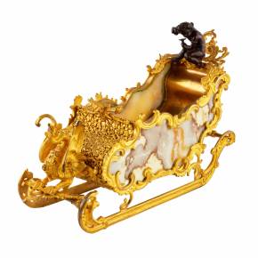 Жардиньерка золоченой бронзы в виде саней. 19 век.
