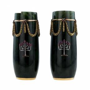 Pair of vases in the Russian style with minor keys. 