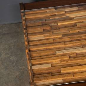 PERCIVAL LAFER. Table basse moderne faite de divers types de bois tropicaux. 