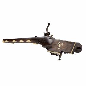 Pistolet de type arquebuse à platine à roue superbement decore, fin XVIIe siècle. 
