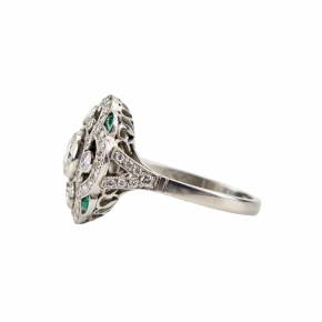 Ring in platinum with diamonds and emeralds, Art Deco period. 