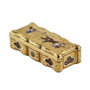 18K gold enameled snuffbox French work of the 19th century, with scenes of equestrian hunting. 