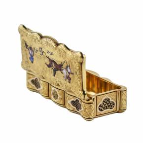 Tabatière emaillee en or 18 carats Travail français du 19ème siècle, avec des scènes de chasse equestre. 