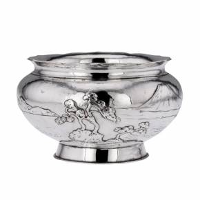 Japanese silver bowl from the Meiji period, 20th century. 