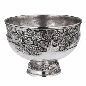 Monumental silver bowl of the 19th century. Japan. 