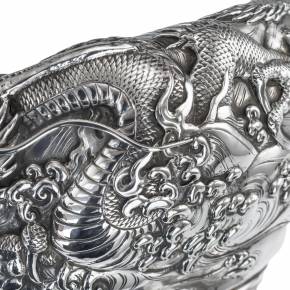 Японская серебряная чаша с драконом 19-го века.