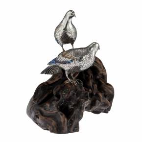 Figurines japonaises en argent de pigeons sauvages sur un support en bois. Période Meiji. 