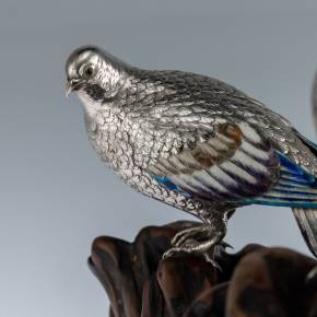 Figurines japonaises en argent de pigeons sauvages sur un support en bois. Période Meiji. 