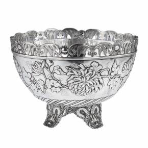 Chinese decorative fruit bowl made of silver from the late 19th century. 