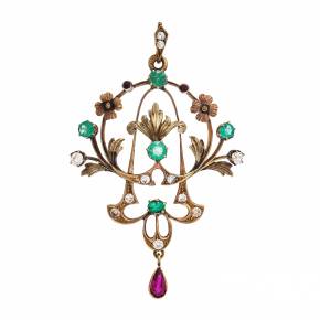Pendant in 14K gold, with emeralds, rubies and diamonds in Art Nouveau style. Russia. 1900s 