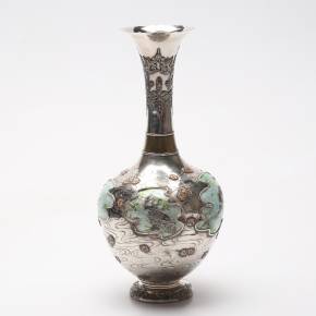 Vase en argent avec émail de la période Meiji 1868 - 1912. Japon 