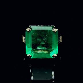 18K gold ring with 13.13 carat Colombian emerald and diamonds. 