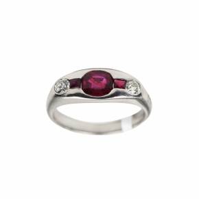 Bague en or avec rubis et diamants. 