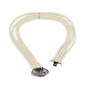 Pearl necklace with medallion in platinum and gold, with sapphires and diamonds. 