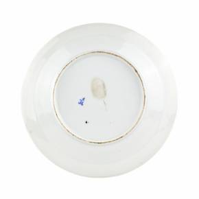 Manufacture impériale de porcelaine. Assiette en porcelaine avec attirail militaire. Milieu du XIXe siècle. 